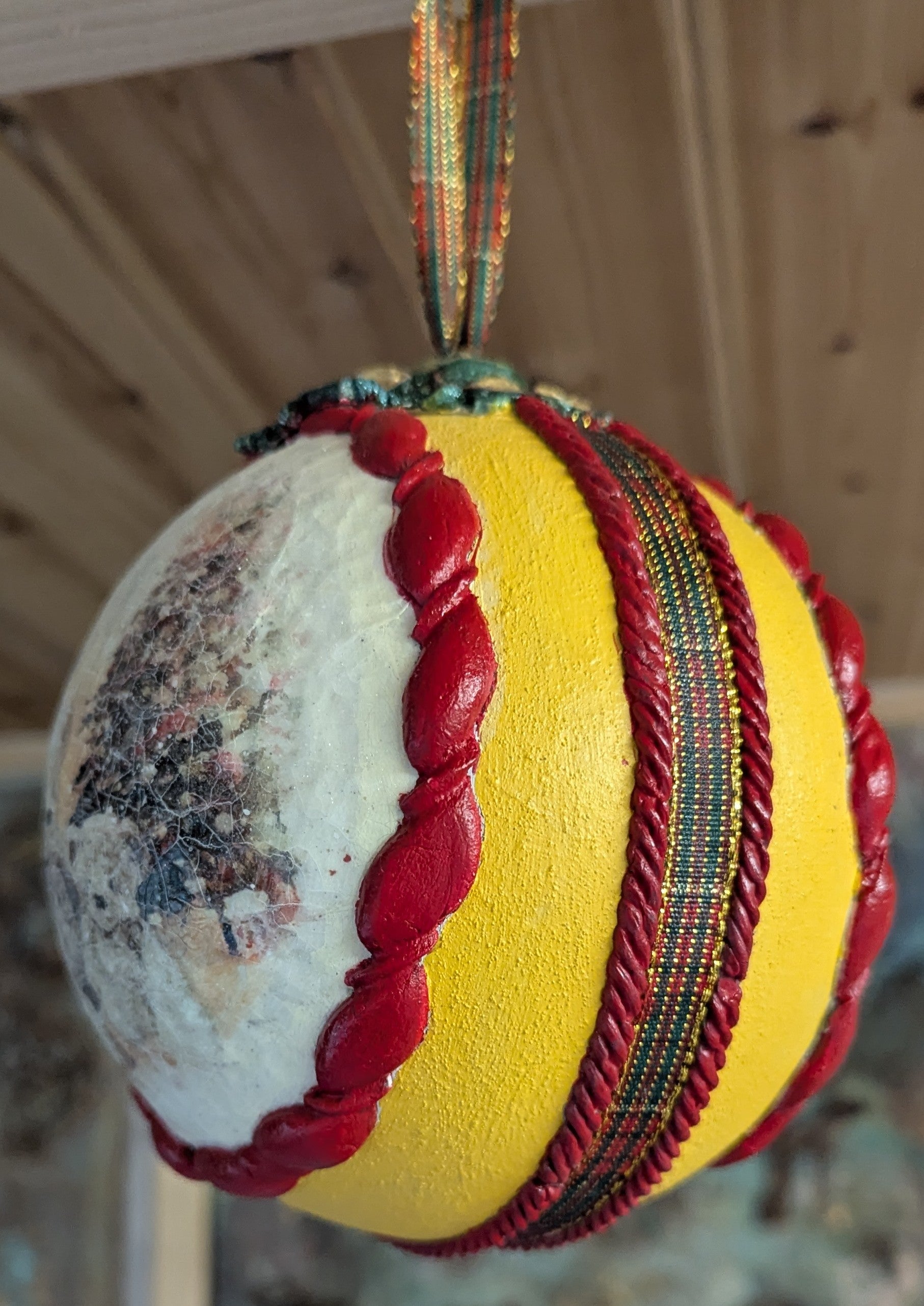 Teddy Bear Christmas Scene Bauble – Vintage-Style Plastic Ornament