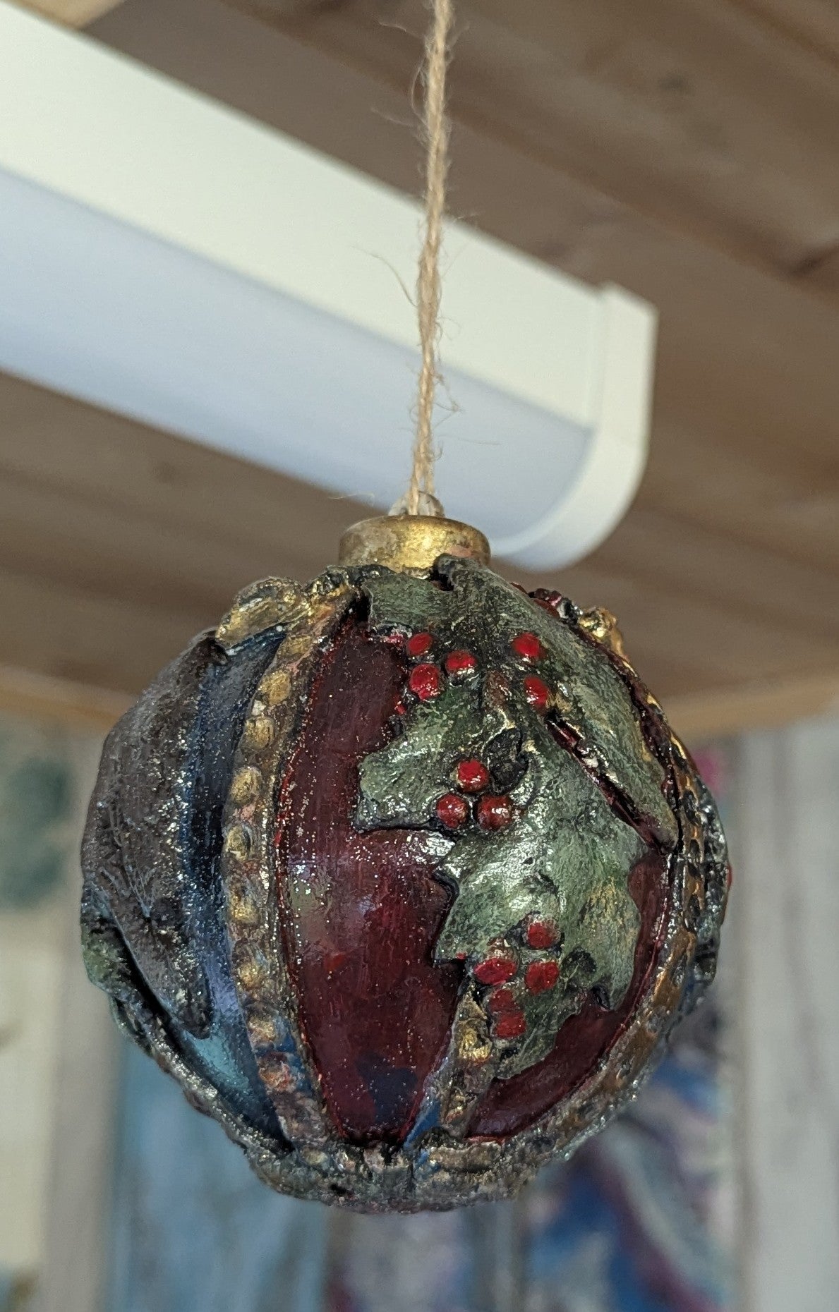 Traditional Holly & Berry Christmas Bauble – Textured Plastic Ornament
