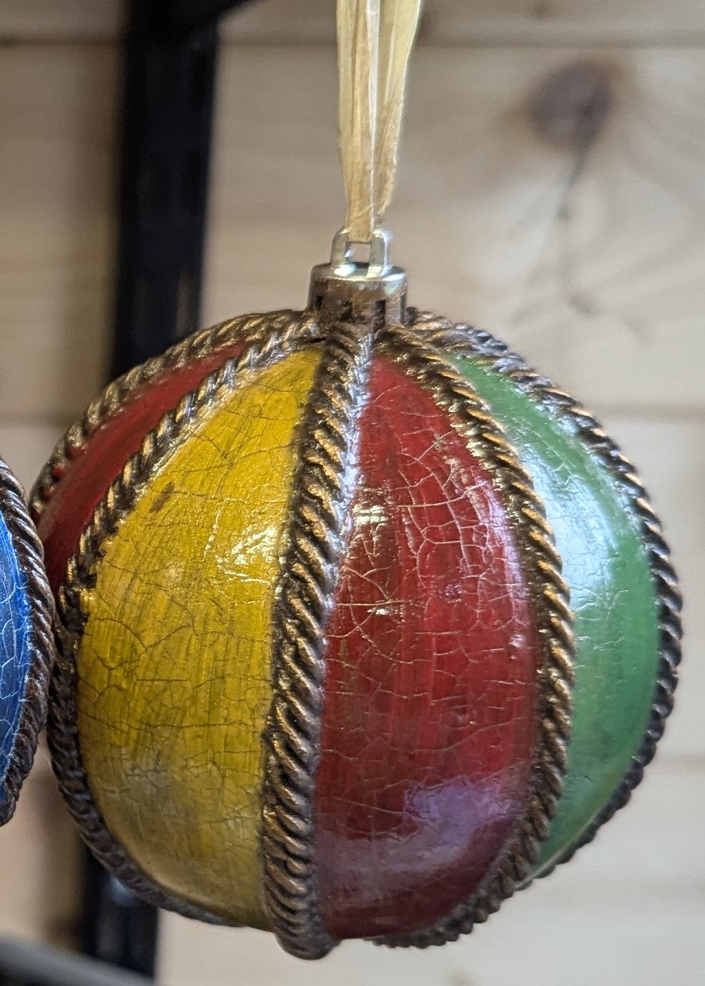 🎄 Multicolor Vintage-Style Crackled Glass Christmas Ornament