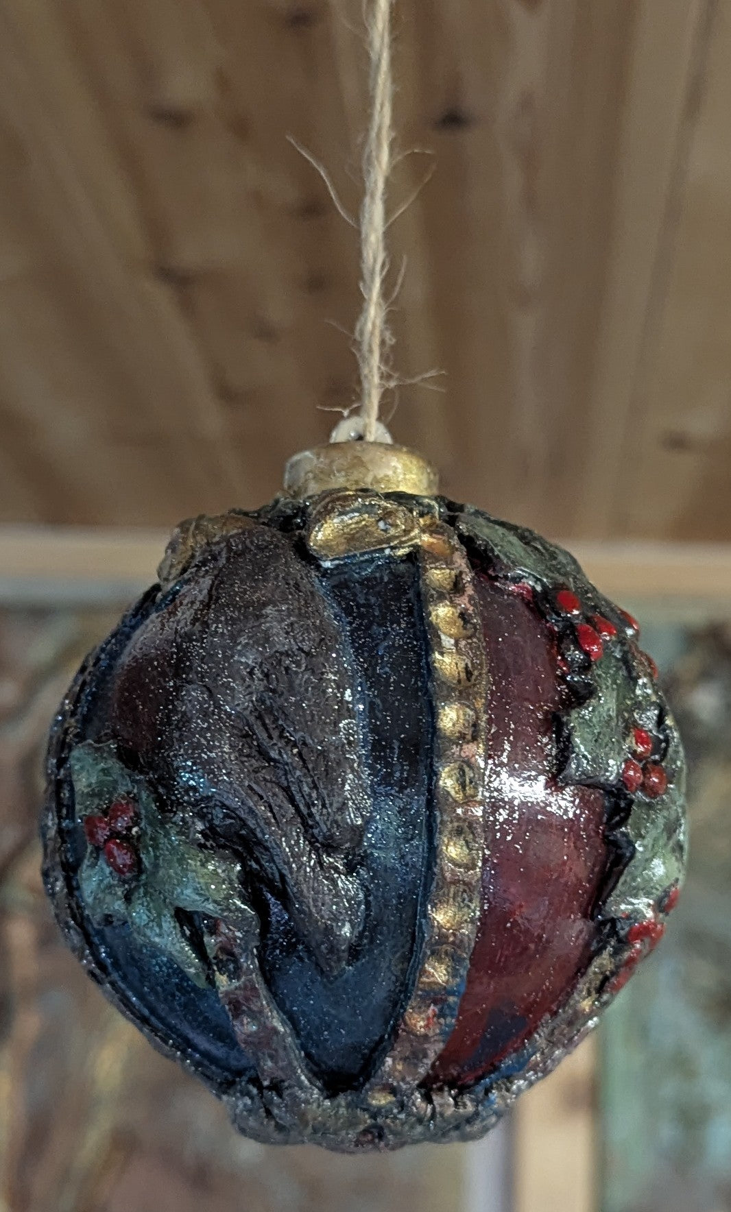 Traditional Holly & Berry Christmas Bauble – Textured Plastic Ornament