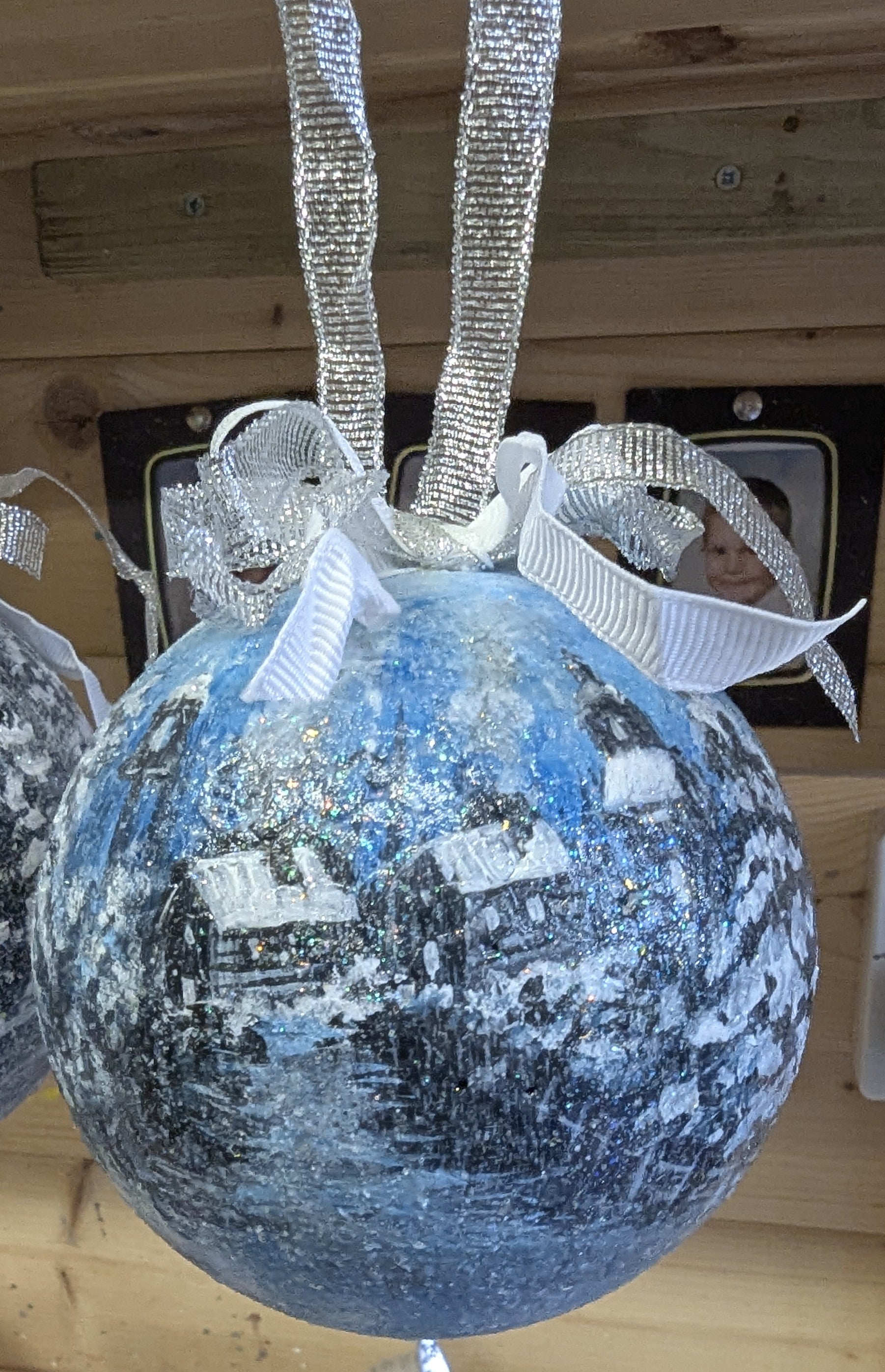 🏔️ Hand-Painted Winter Cabin Christmas Ornament – Crackled Glass Finish - Bauble