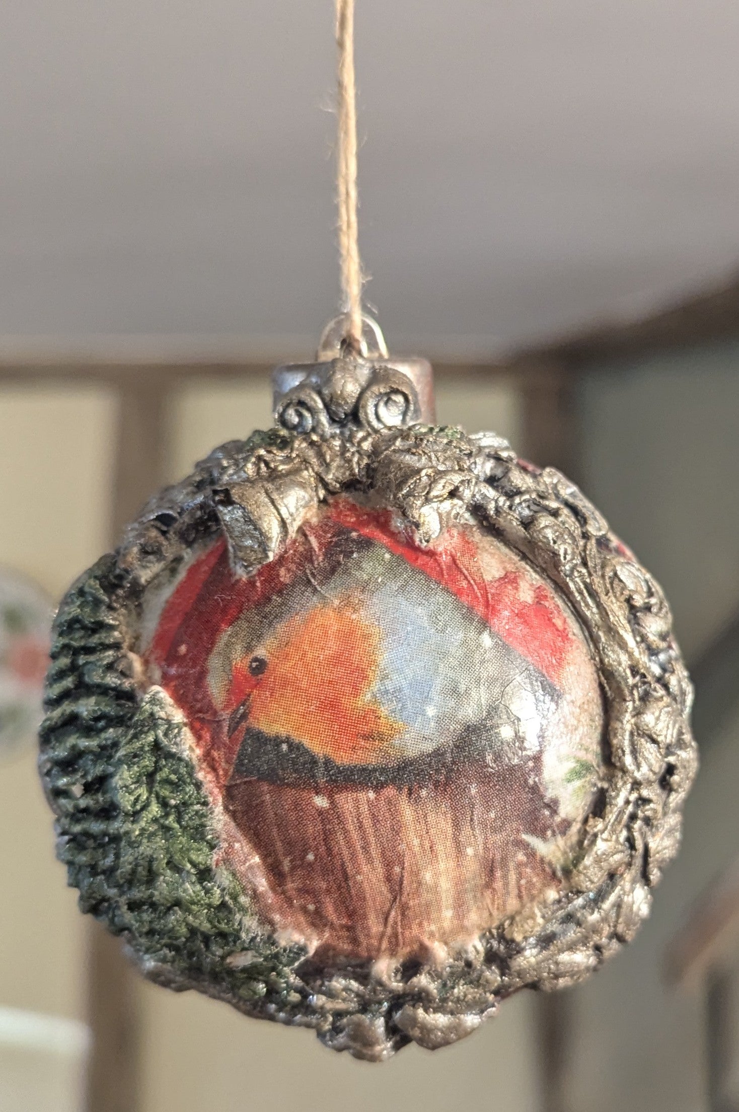 Robin Christmas Bauble – Vintage-Style Plastic Ornament